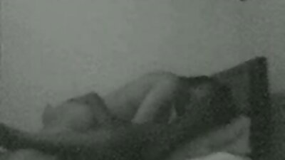 Deense Louise pijpt in sex film vrouw bed terwijl ze naakt is