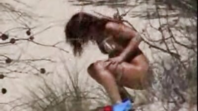 Seksvrouw Alisa masturbeert met amateur seksfilmpjes een dildo